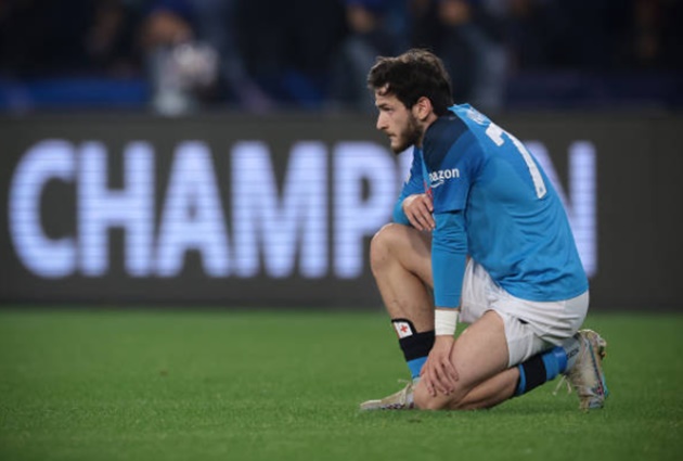 Napoli: Cừu non giữa bầy sói già