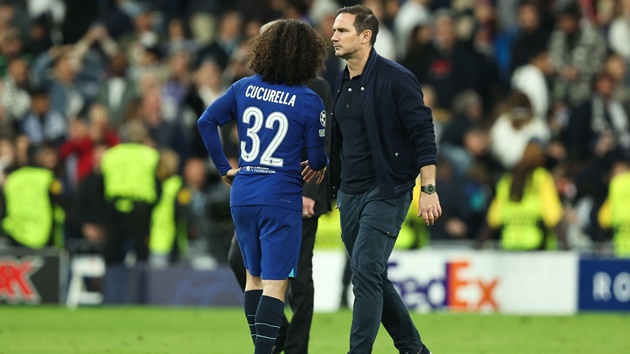 Phơi áo 4 bàn, CĐV Chelsea tìm thấy 'bia đỡ' che đậy sự thảm họa
