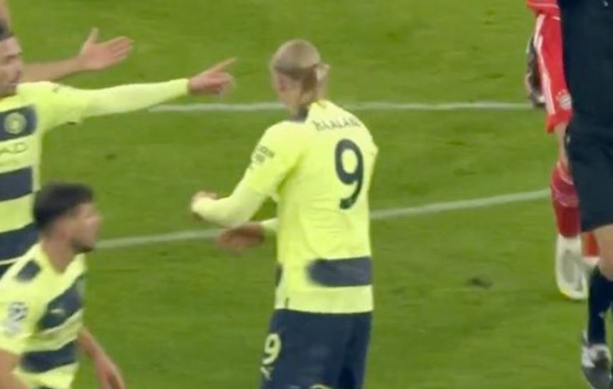 Ảnh bài viết Haaland ăn mừng hụt thẻ đỏ của Upamecano