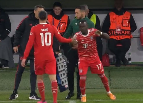 Ảnh bài viết Màn bắt tay gượng gạo giữa Mane và Sane