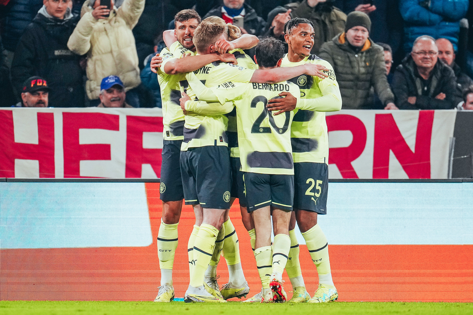 Ảnh bài viết Man City loại Bayern khỏi Cúp C1: Pep Guardiola lại mơ ăn 3