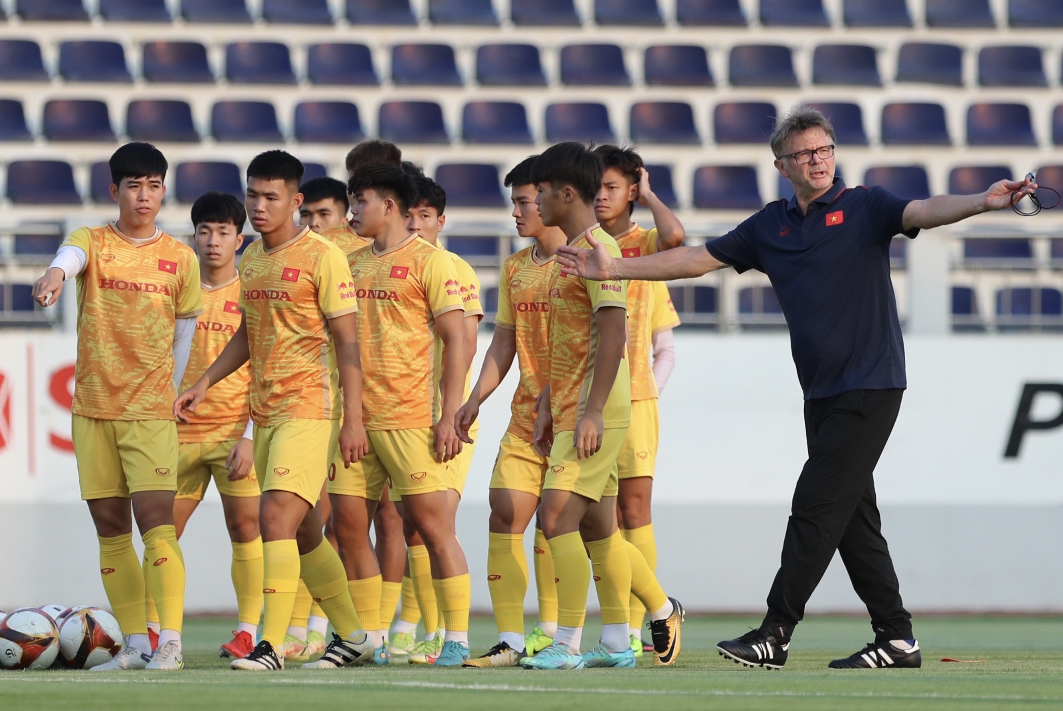 Trung vệ U22 Việt Nam tiết lộ vì sao HLV Troussier yêu cầu gắt