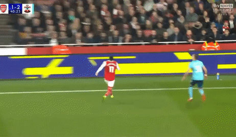 Hậu vệ Premier League bị buộc rời sân sau cú ngã lộn cổ