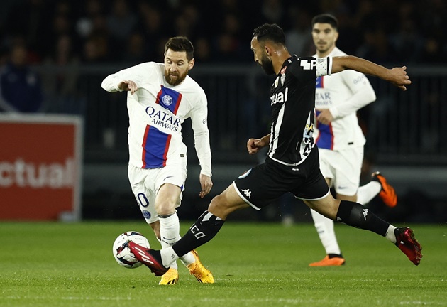 Thứ bóng đá thiên tài của Messi