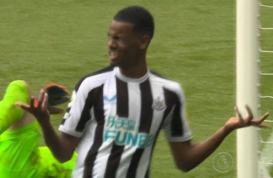 Biểu cảm của cầu thủ Newcastle khi dẫn 5-0 sau 21 phút