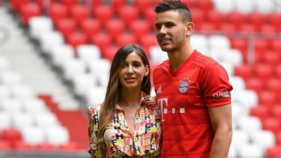 Sao Bayern bị tố ngoại tình với bồ cũ Ronaldo