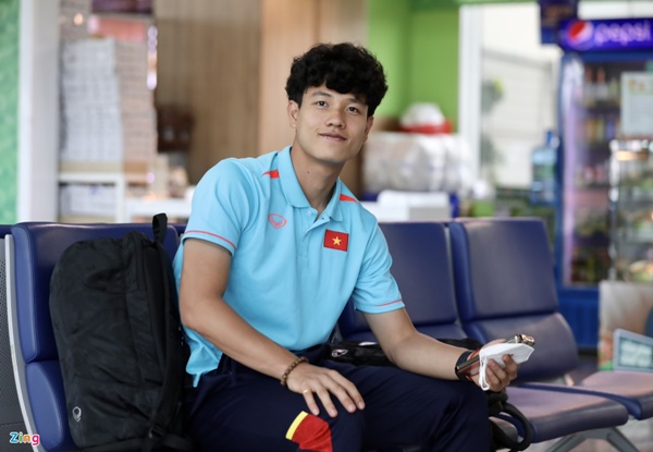 Cầu thủ U22 Việt Nam tranh thủ đổi tiền đi Campuchia