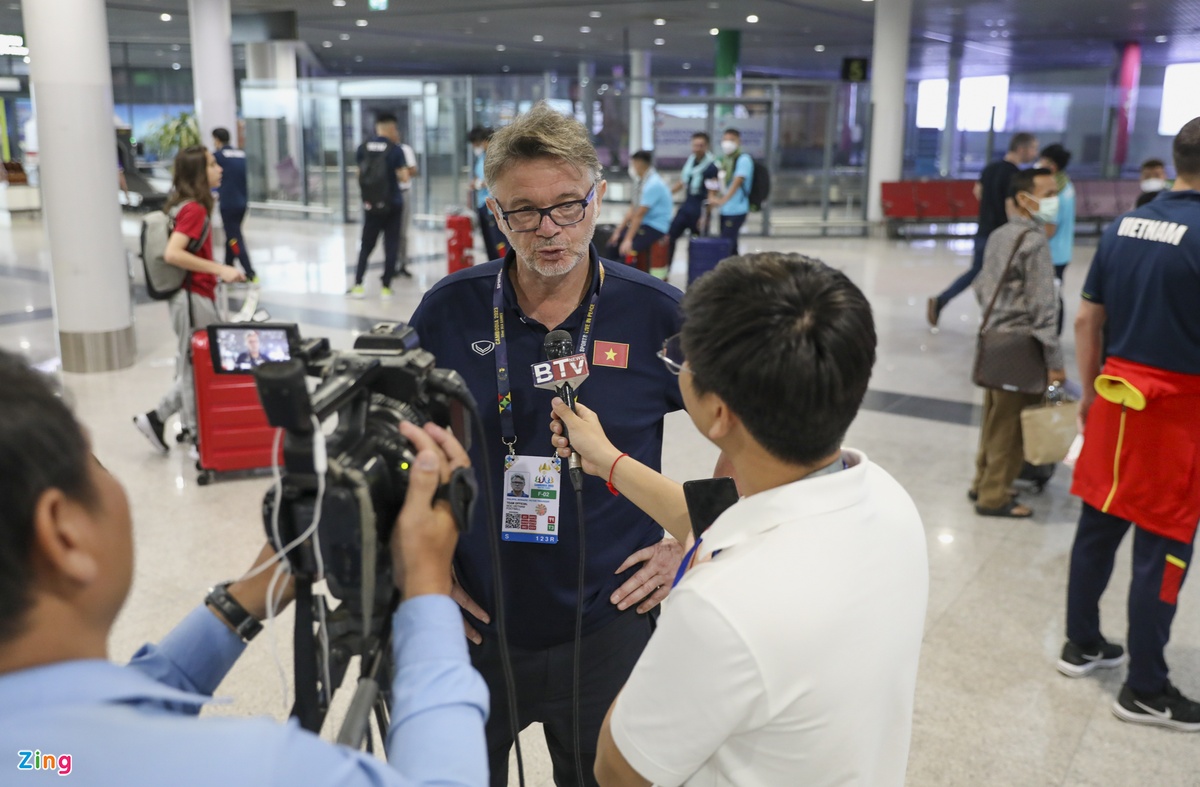 HLV Troussier lần đầu cảm nhận áp lực ở SEA Games