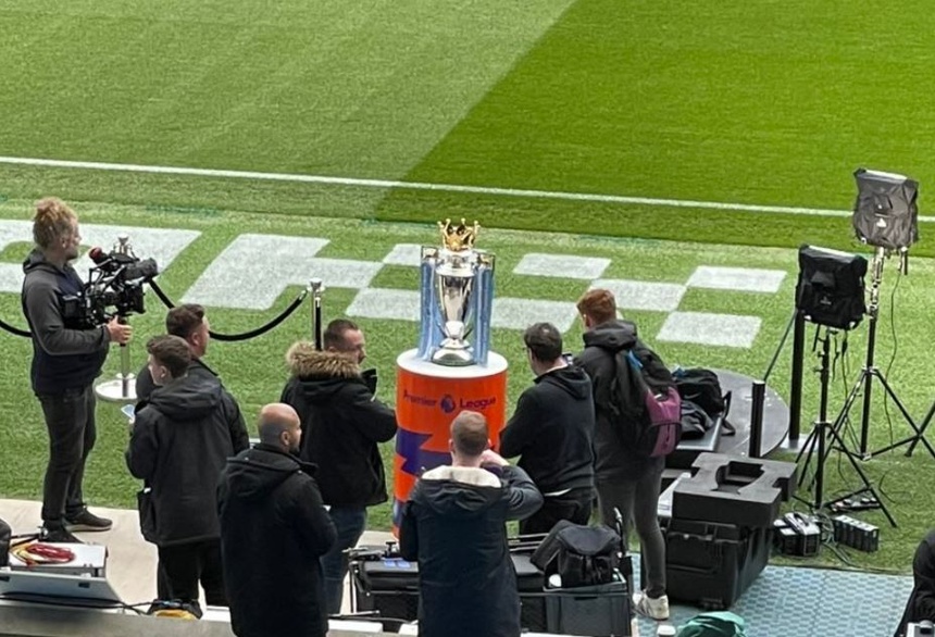 Man City mang cúp vô địch ra trưng trước khi nhấn chìm Arsenal
