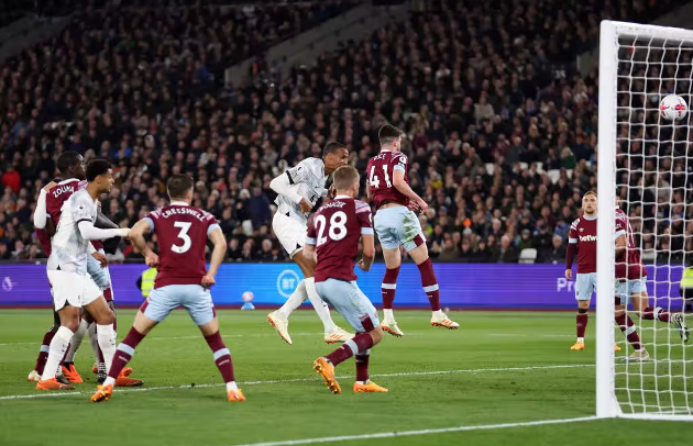 Ảnh bài viết Ngược dòng hạ West Ham, Liverpool chưa thôi cuộc đua top 4