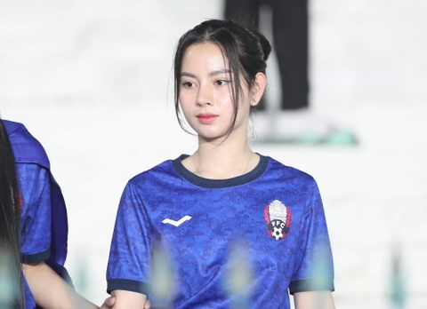 Bóng hồng Campuchia đọ nhan sắc trong trận mở màn của đội nhà
