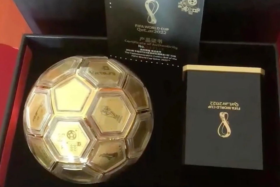 Chỉ được đền 13 USD sau khi mất quả bóng vàng có chữ ký Messi