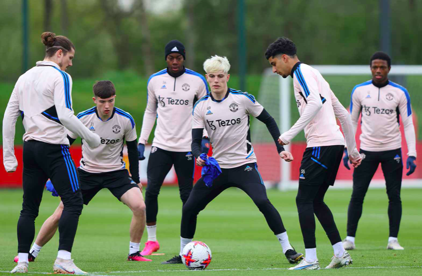 Ảnh bài viết Chữ ký mới xuất hiện trên sân tập, M.U chờ đại chiến top 4