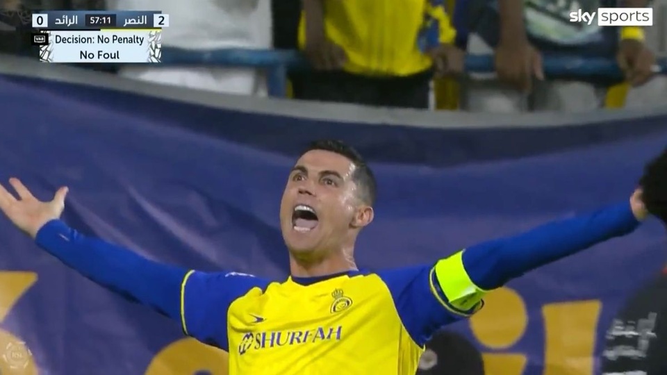 Ronaldo nổi cáu trong pha bóng gây tranh cãi