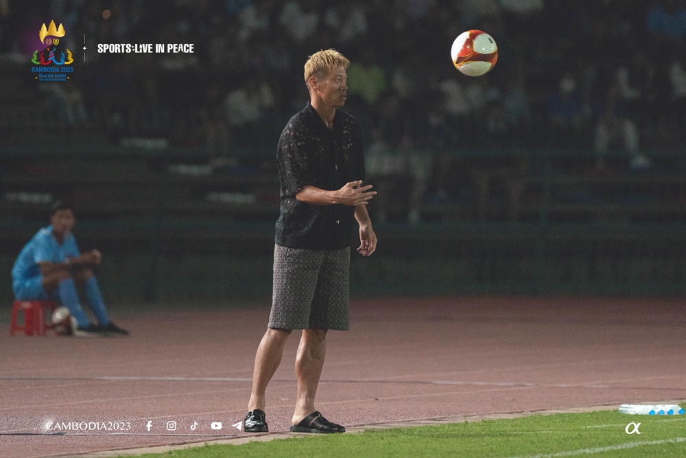 Thời trang độc lạ của huyền thoại bóng đá Nhật Bản tại SEA Games 32