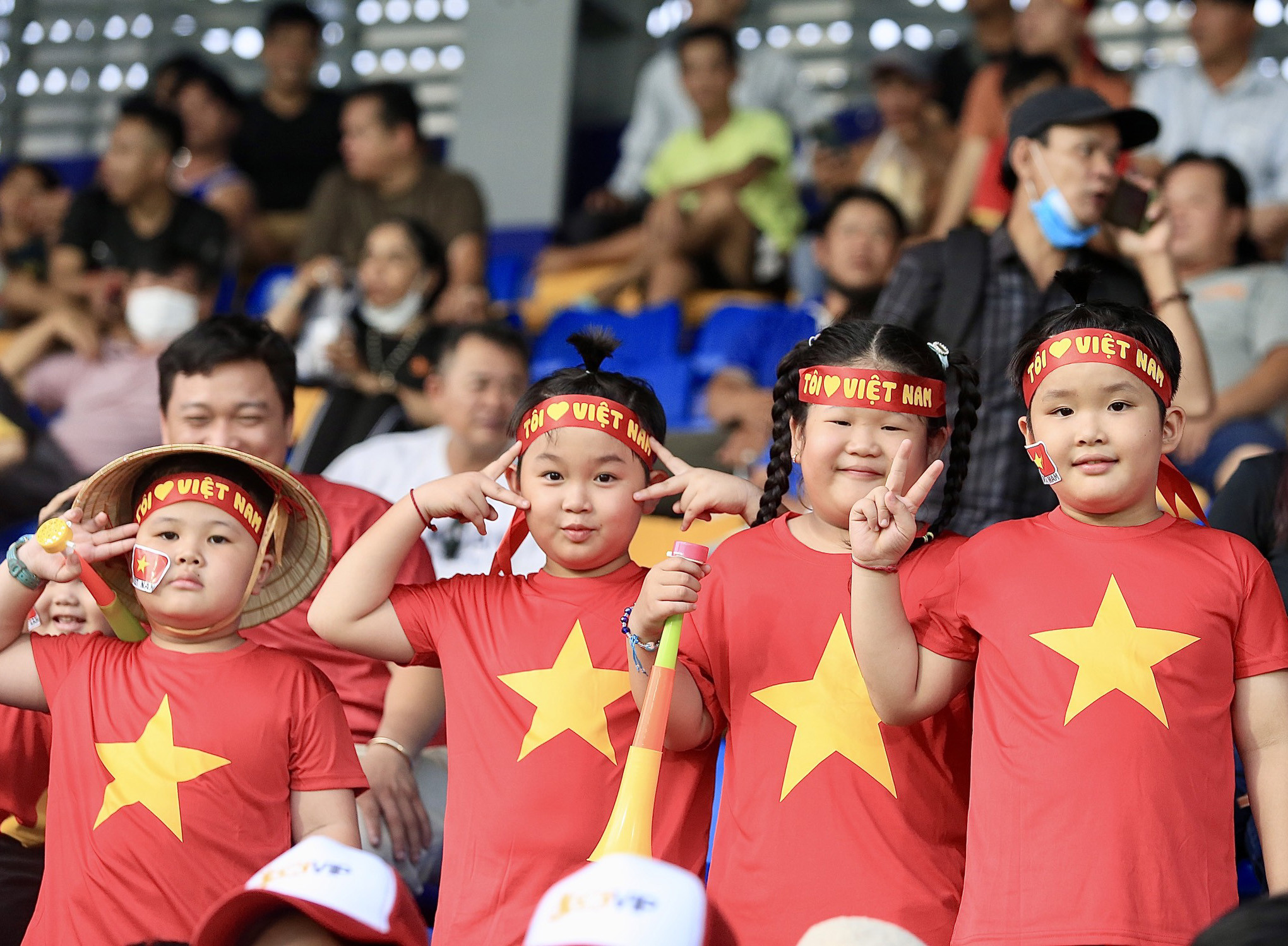 CĐV Việt Nam 'đại náo' sân Prince trong trận mở màn SEA Games