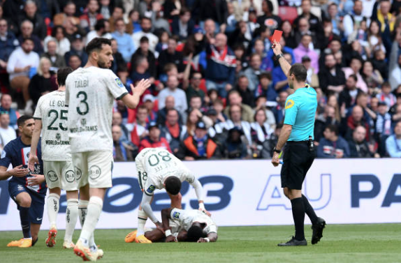 Hakimi "báo đội", PSG lỡ cơ hội chạm một tay vào chức vô địch 