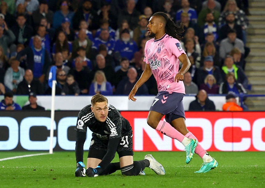 Rượt đuổi tỷ số kịch tính ở 'chung kết ngược' Premier League