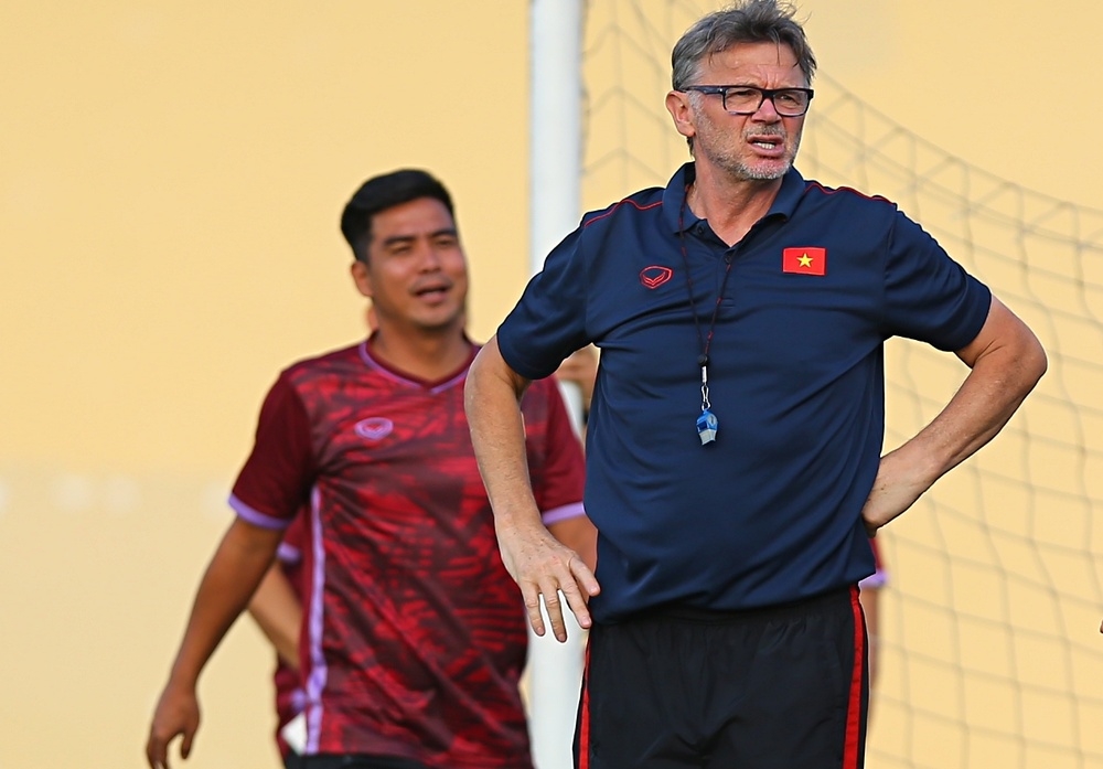 Việt Thắng ngăn HLV Troussier khiêng khung thành