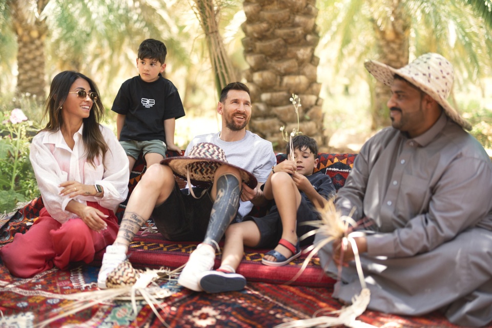 Messi tươi cười trong chuyến đi tới Saudi Arabia