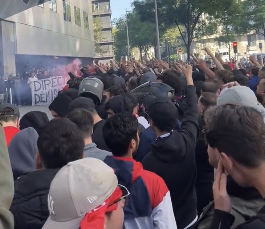 CĐV PSG vây trụ sở đội bóng, mắng chửi Messi