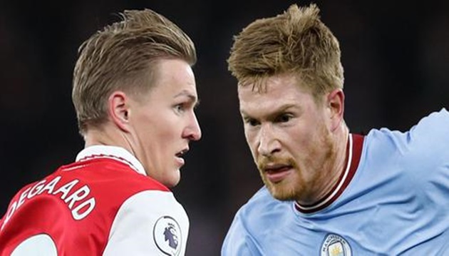Áp sát De Bruyne, Arsenal tìm thấy nhạc trưởng đích thực