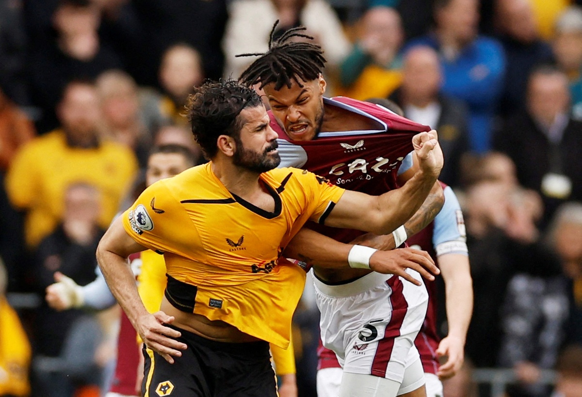 Diego Costa ẩu đả với trung vệ cao gần 2 m