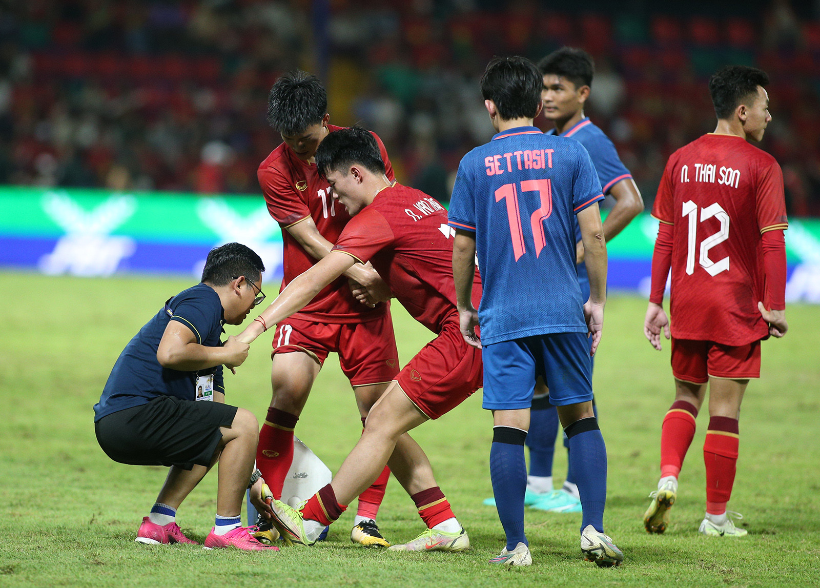 HLV Troussier thông báo tin xấu sau trận U22 Việt Nam hòa Thái Lan