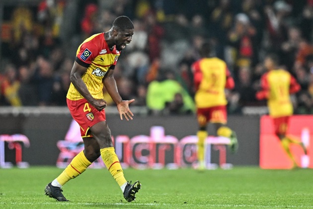 Man Utd 'xem giò' trung vệ 16 triệu tại Ligue 1