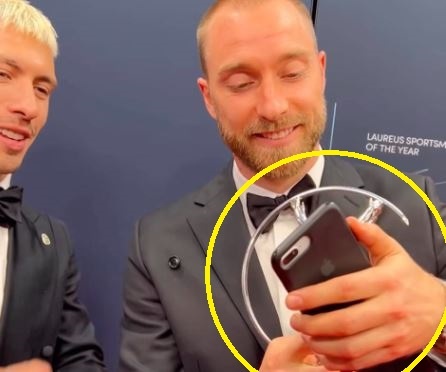 Christian Eriksen gây chú ý khi dùng iPhone 8 Plus