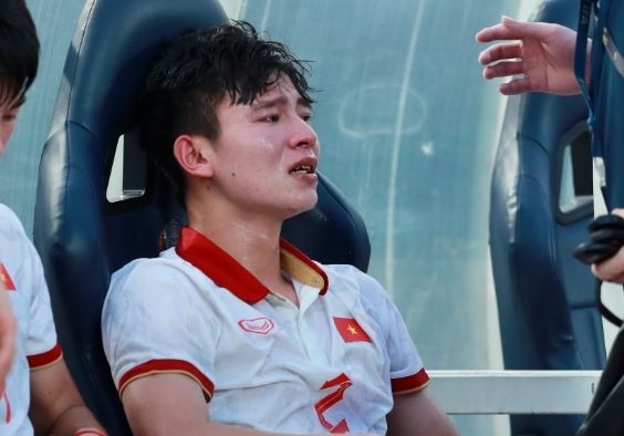 Cầu thủ U22 Việt Nam ôm mặt khóc sau trận thua Indonesia