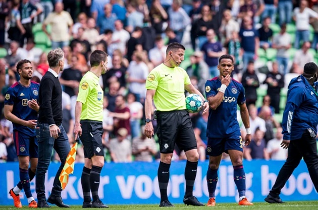 Biểu tình, bạo loạn và bom khói làm trận Ajax hoãn sau 10 phút