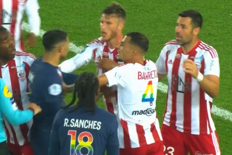 Hakimi nhận thẻ đỏ vì bảo vệ Messi