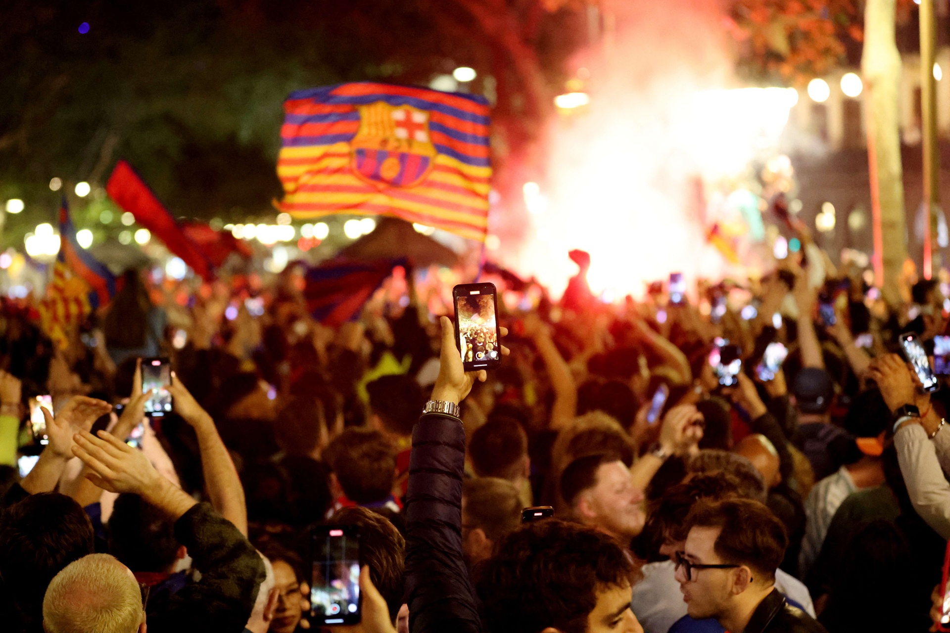 Biển người ăn mừng Barca vô địch La Liga