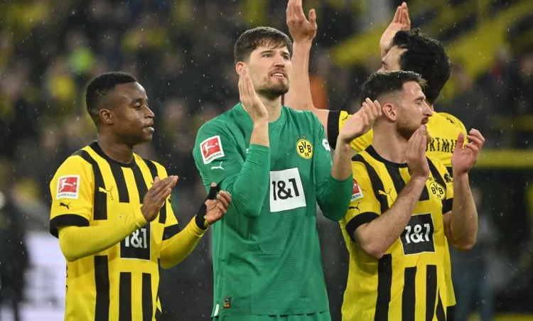 Man United tranh mua thủ môn Dortmund với Chelsea