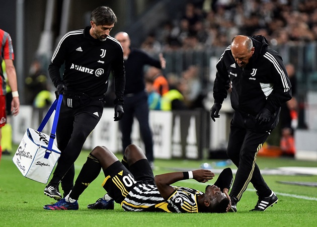 Pogba rời sân trong nước mắt; Roma bị cầm chân