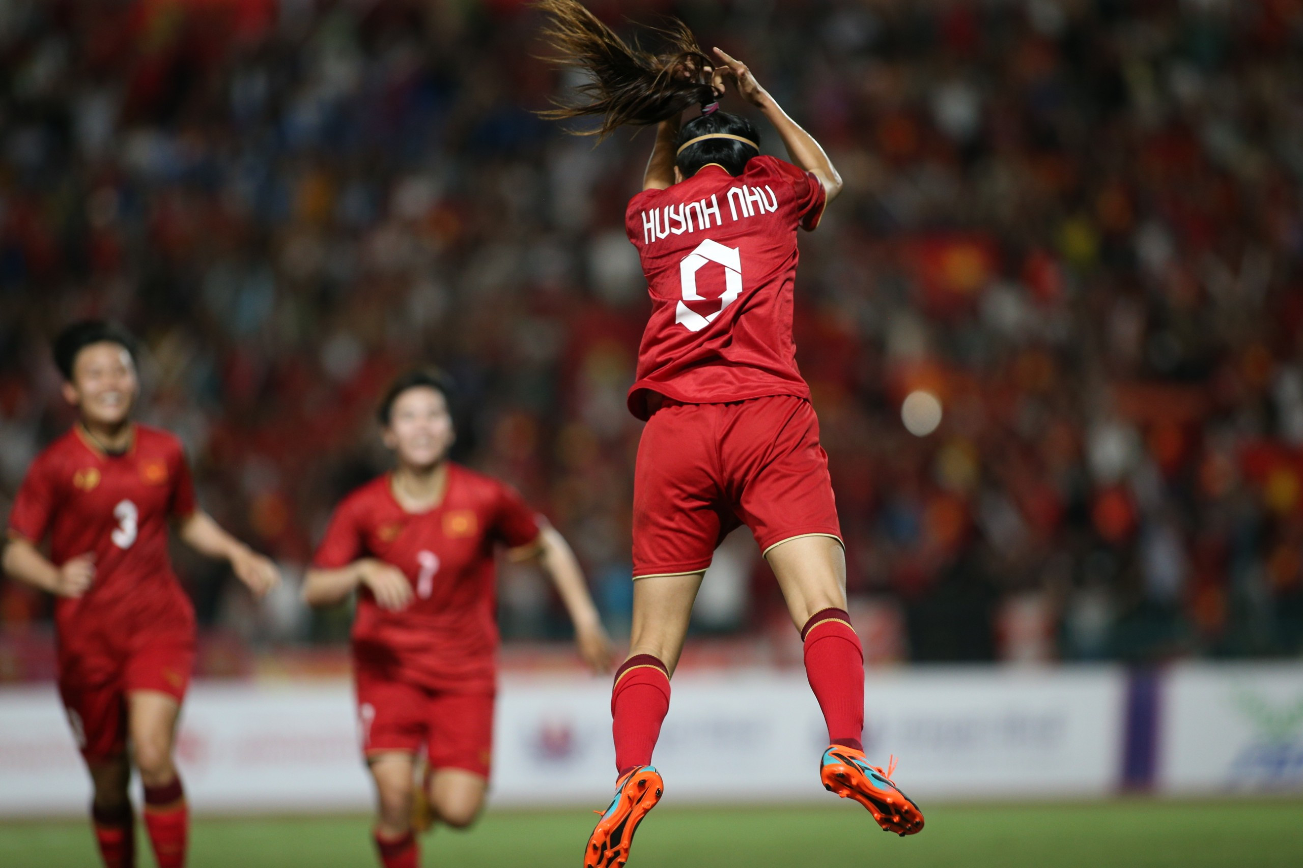 'Xé lưới' Myanmar, Huỳnh Như ăn mừng theo phong cách Ronaldo