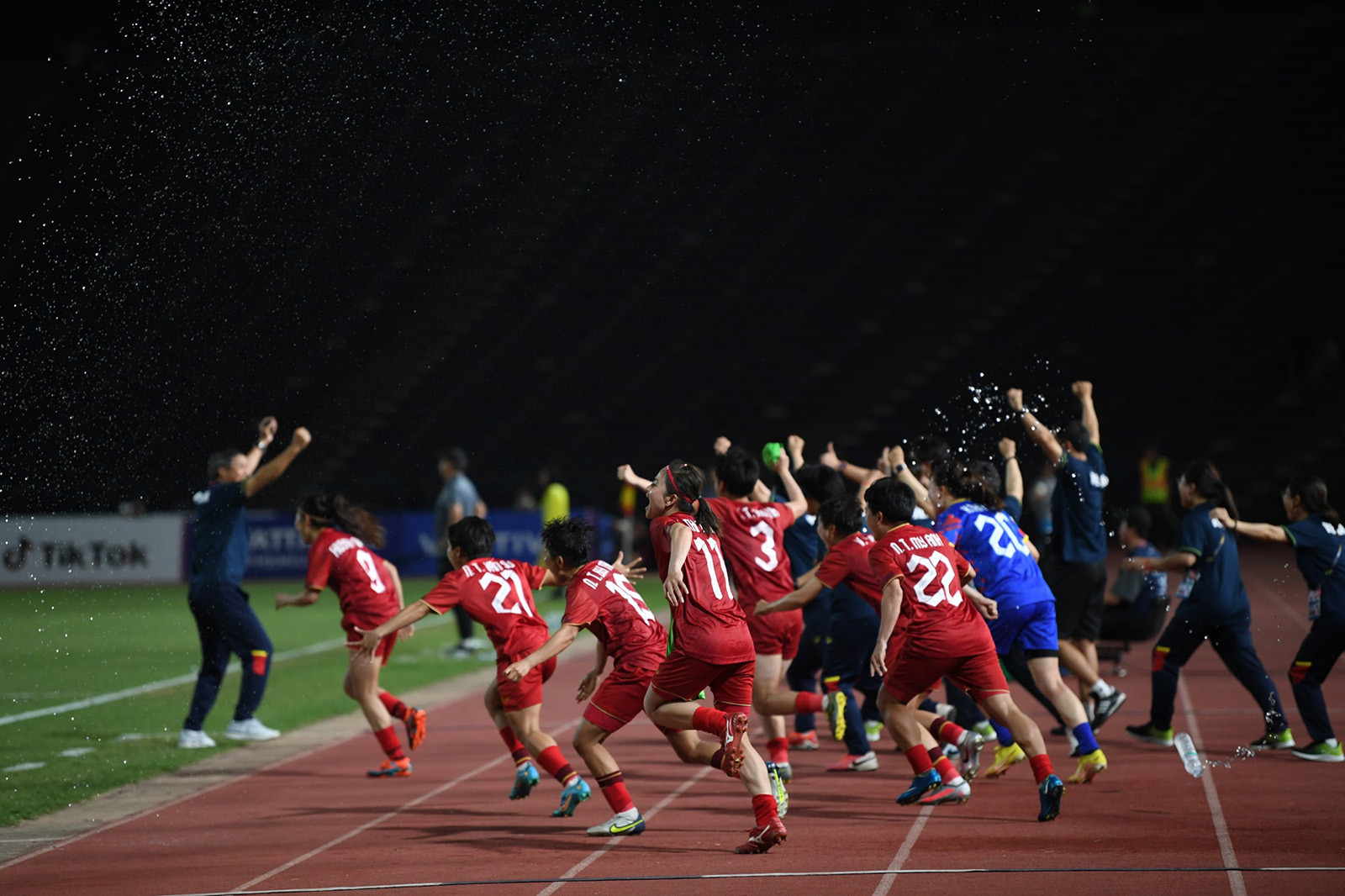 Xúc động khoảnh khắc tuyển nữ Việt Nam làm nên lịch sử ở SEA Games