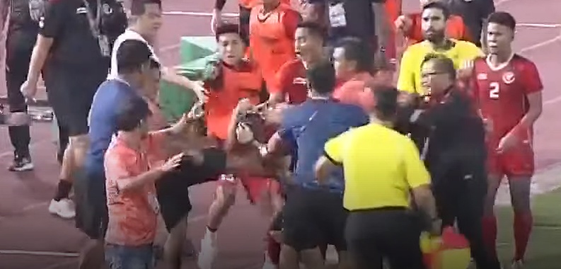 Cận cảnh U22 Indonesia và Thái Lan đấm nhau, một người nhập viện