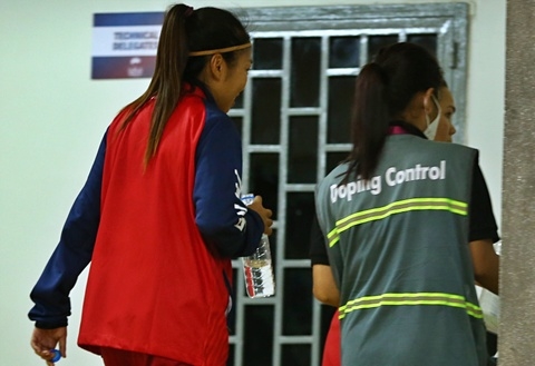 Huỳnh Như kiểm tra doping khi rời phòng họp báo
