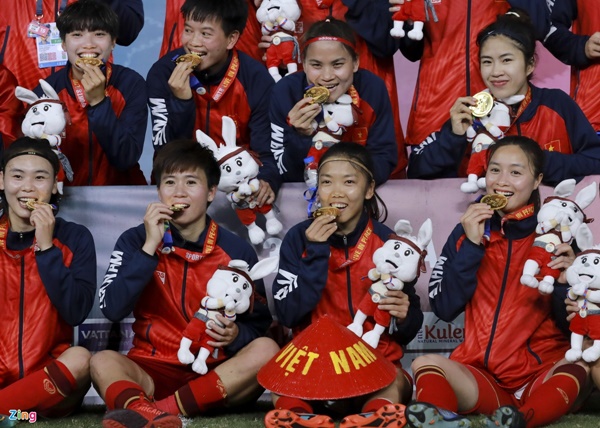 Ảnh bài viết Huỳnh Như rủ đồng đội khoe thành tích tại SEA Games 32