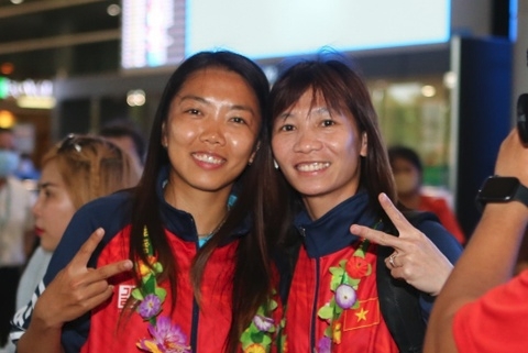 Tuyển nữ Việt Nam được chào đón nồng nhiệt khi về nước