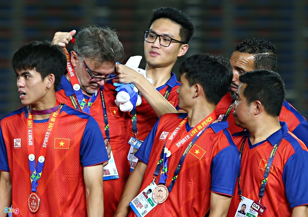 Trợ lý nhường huy chương đồng cho HLV Troussier