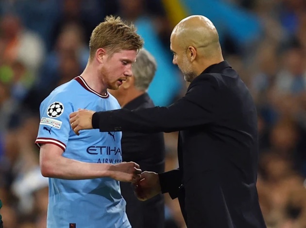 Pep nổi cáu, De Bruyne đáp trả bằng 2 từ 