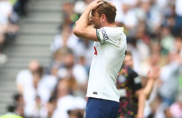 Kane không thể ngăn Tottenham lún sâu vào khủng hoảng