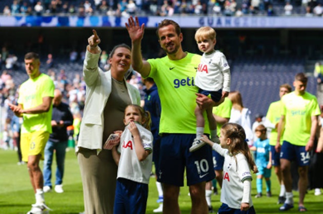 Kane chào tạm biệt CĐV Tottenham