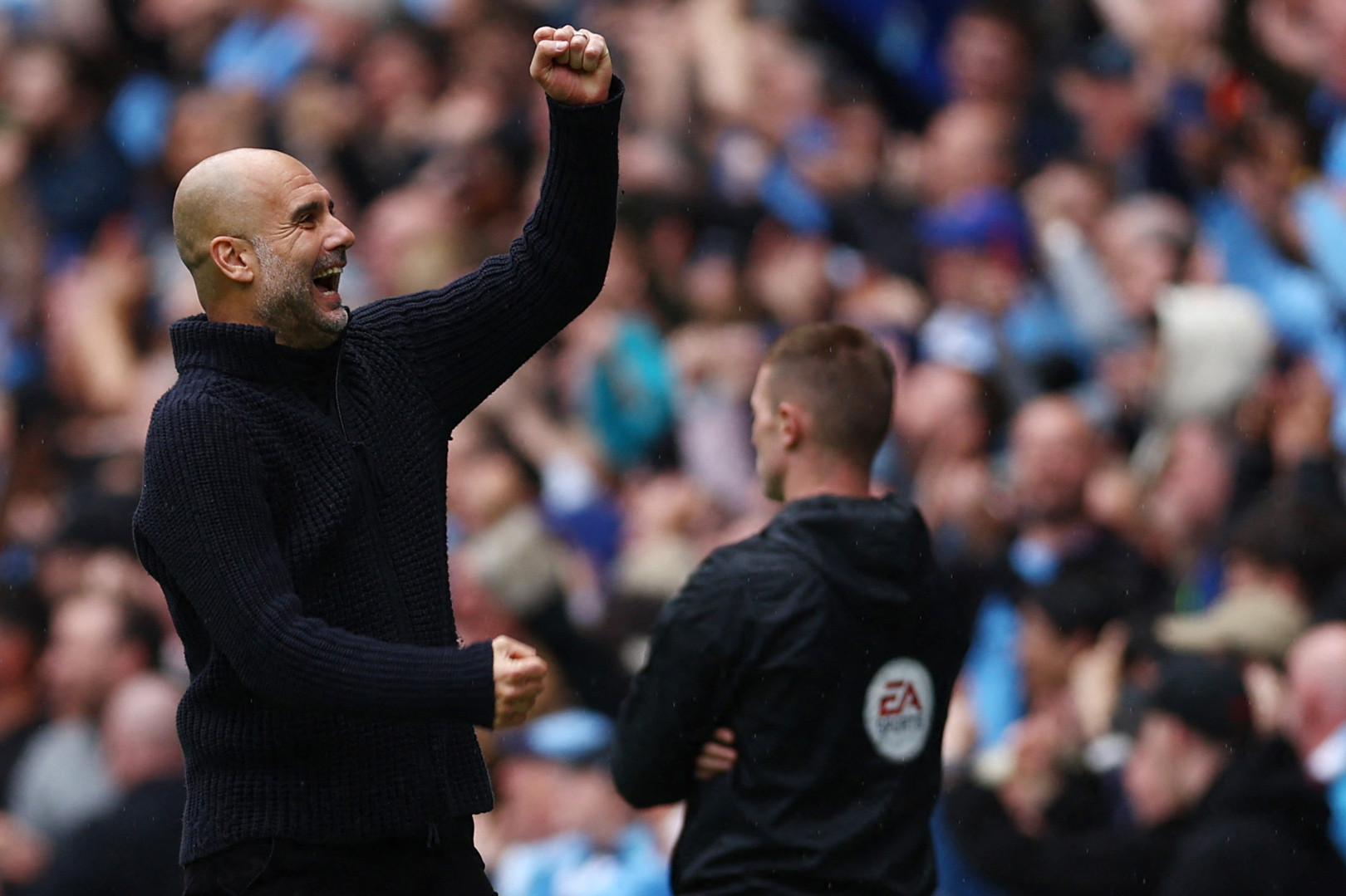Pep tịch thu 60 chai champagne, cấm Man City ăn mừng