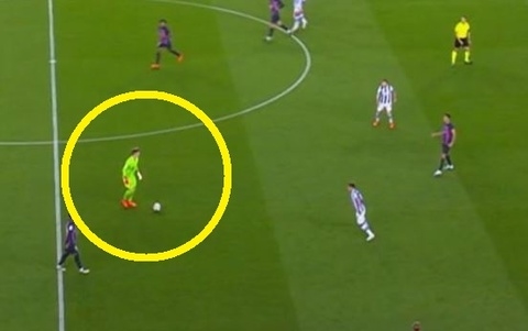 Thủ môn Barca lên quá vạch giữa sân