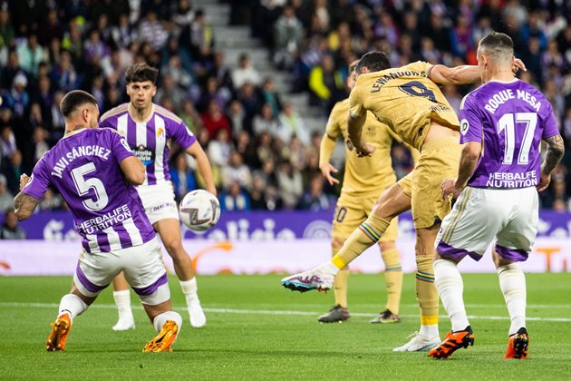 Gây sốc trước Barca, Valladolid thoát khỏi nhóm 'cầm đèn đỏ'