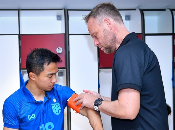 Thái Lan đau đầu vì đội trưởng Chanathip